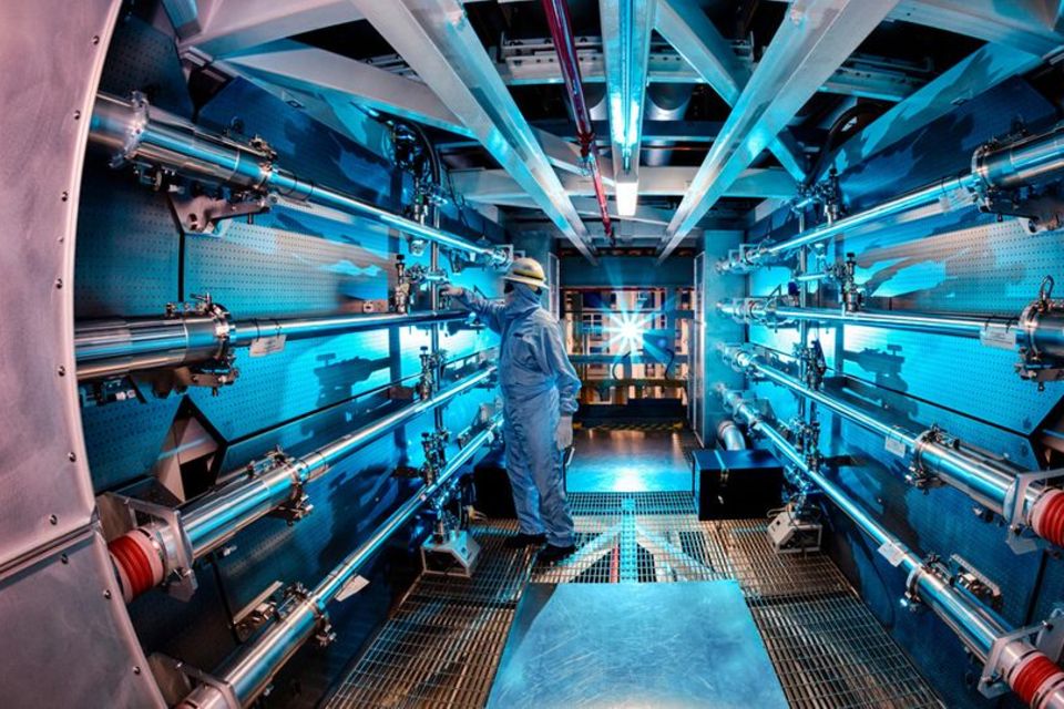 Ein Techniker überprüft eine Optik in der Trägerstruktur des Vorverstärkers