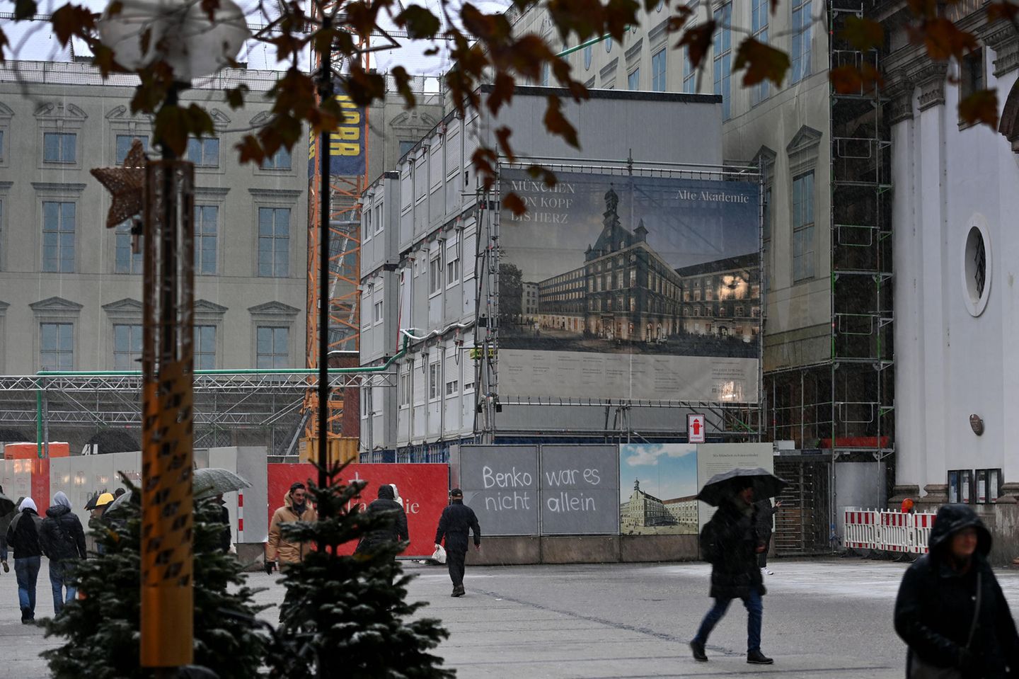 Alte Akademie in der Münchner Fußgängerzone: Hinter dem Bauzaun herrscht Stille