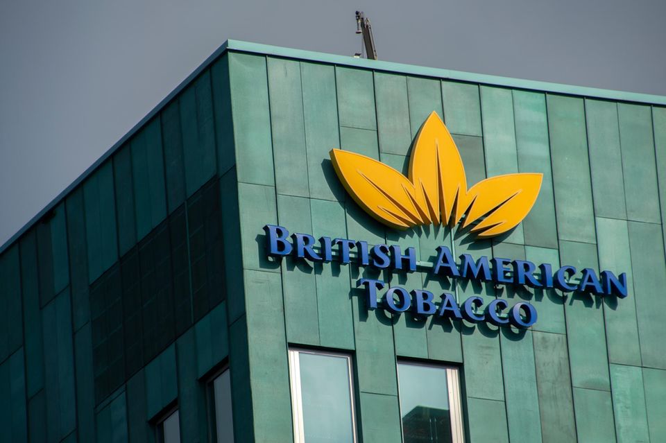 Firmenlogo von British American Tobacco auf einem Gebäude