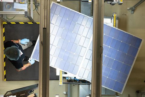Qualitätskontrolle im Solarmodulwerk von Meyer Burger im sächsischen Freiberg