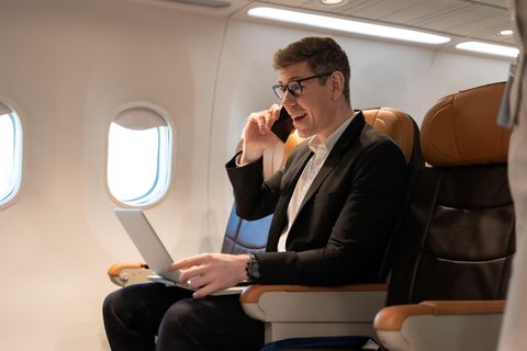 Surfen und Telefonieren im Flugzeug ist aufgrund der Netzqualität zwar nur eingeschränkt möglich – einfache Arbeiten hingegen schon. Doch selbst hierfür sind viele Geschäftsreisende nicht ausgestattet, zeigt eine Umfrage
