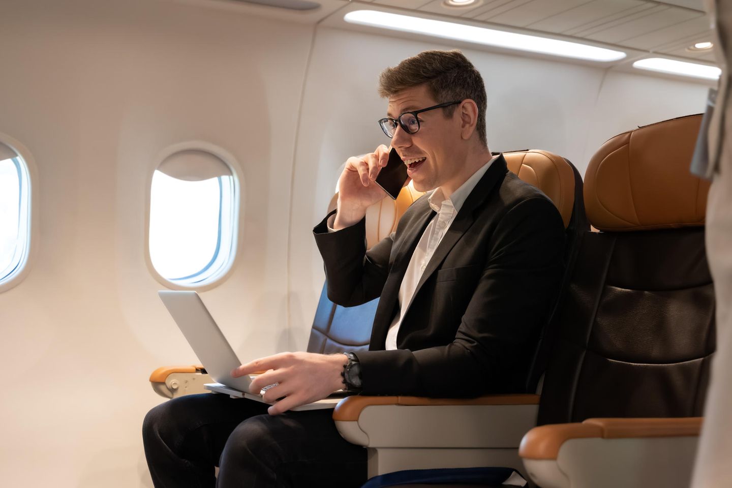 Surfen und Telefonieren im Flugzeug ist aufgrund der Netzqualität zwar nur eingeschränkt möglich – einfache Arbeiten hingegen schon. Doch selbst hierfür sind viele Geschäftsreisende nicht ausgestattet, zeigt eine Umfrage