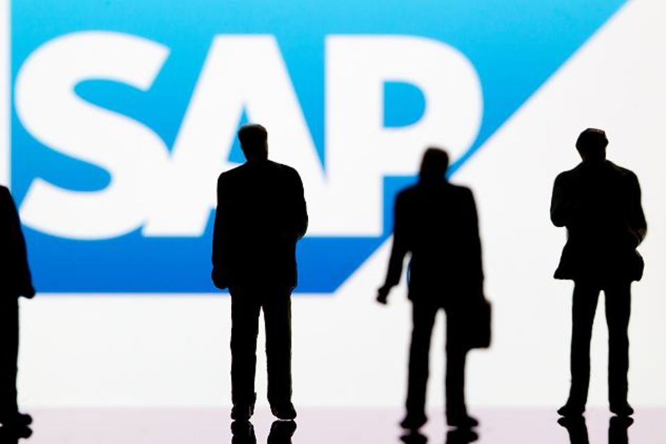 Menschen vor dem SAP-Logo