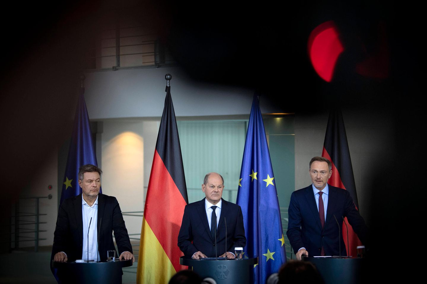 Das Verhalten der Bundesregierung um (v.l.) Robert Habeck, Olaf Scholz und Christian Lindner ist einer Volkswirtschaft der Größe Deutschlands nicht würdig, meint Capital-Chefredakteur Timo Pache