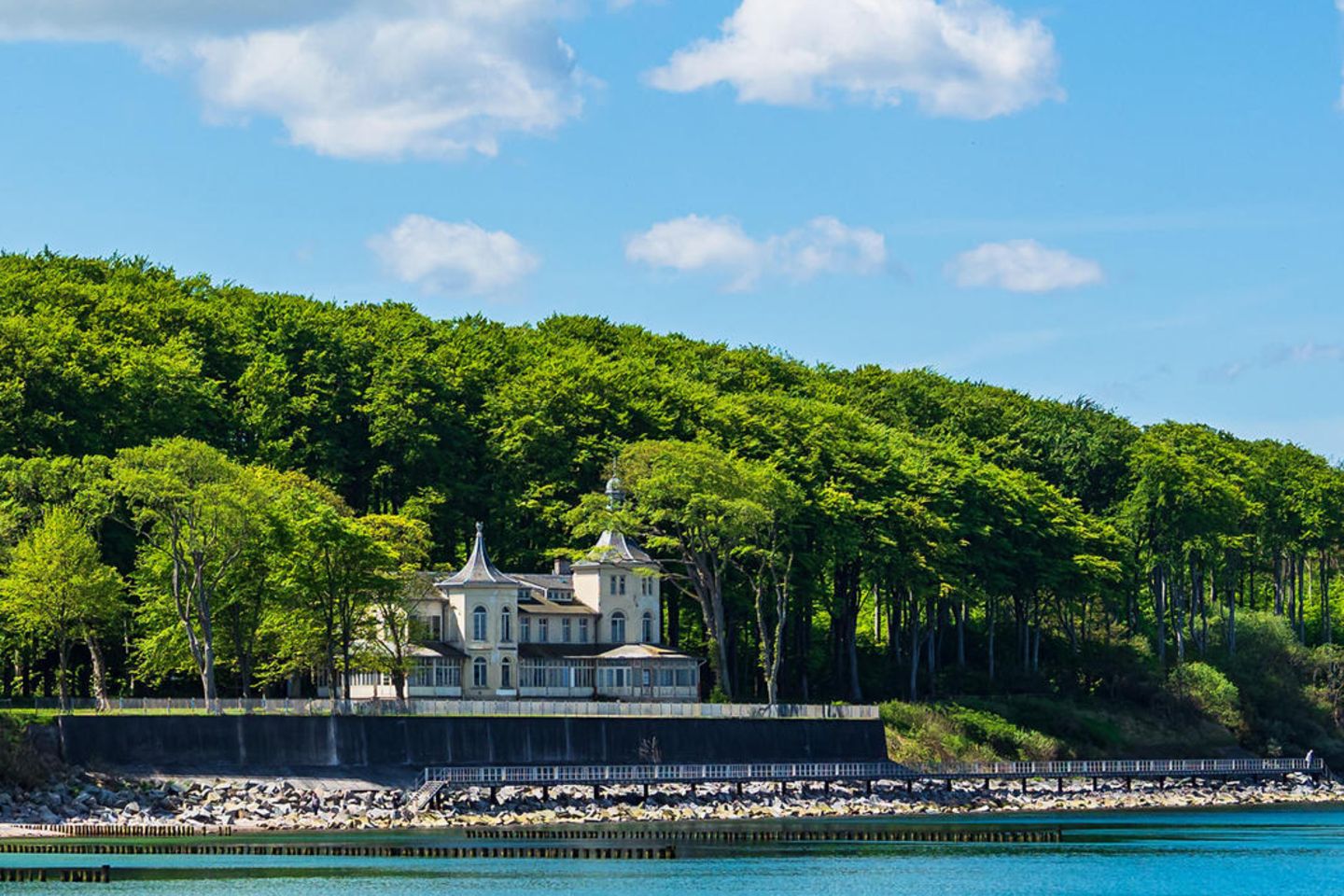 Das Alexandrien-Cottage steht in einem privaten Park direkt an der Ostsee