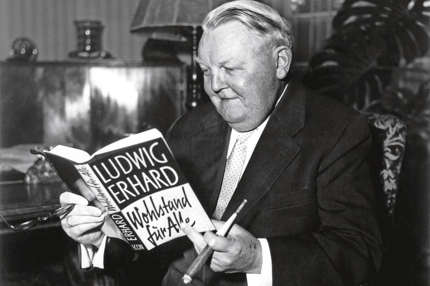 Bundeswirtschaftsminister Ludwig Erhard propagierte die private Vermögensbildung
