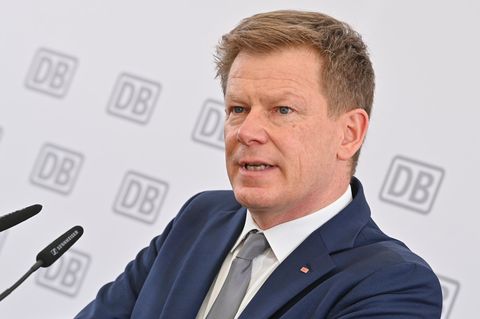 Richard Lutz, DB-Vorstandsvorsitzender, spricht zum Spatenstich für ein neues Bahnwerk