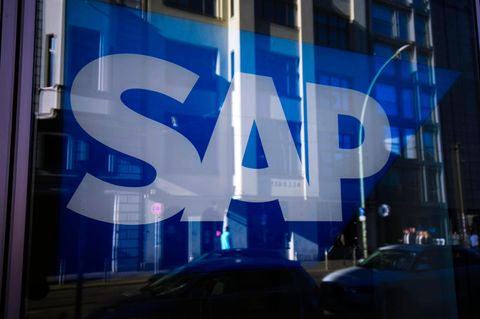SAP-Logo hinter einer Glasscheibe