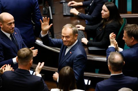 Nach seiner Wahl winkt Donald Tusk den Abgeordneten zu