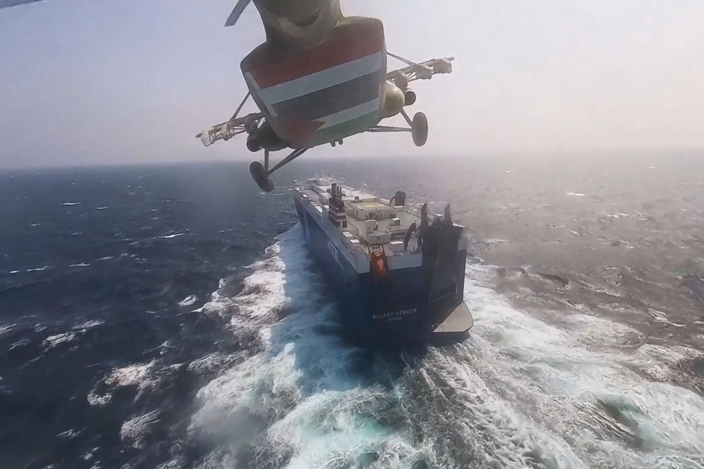 Das Foto zeigt einen Hubschrauber der Huthi-Rebellen, der sich dem Frachtschiff „Galaxy Leader“ nähert