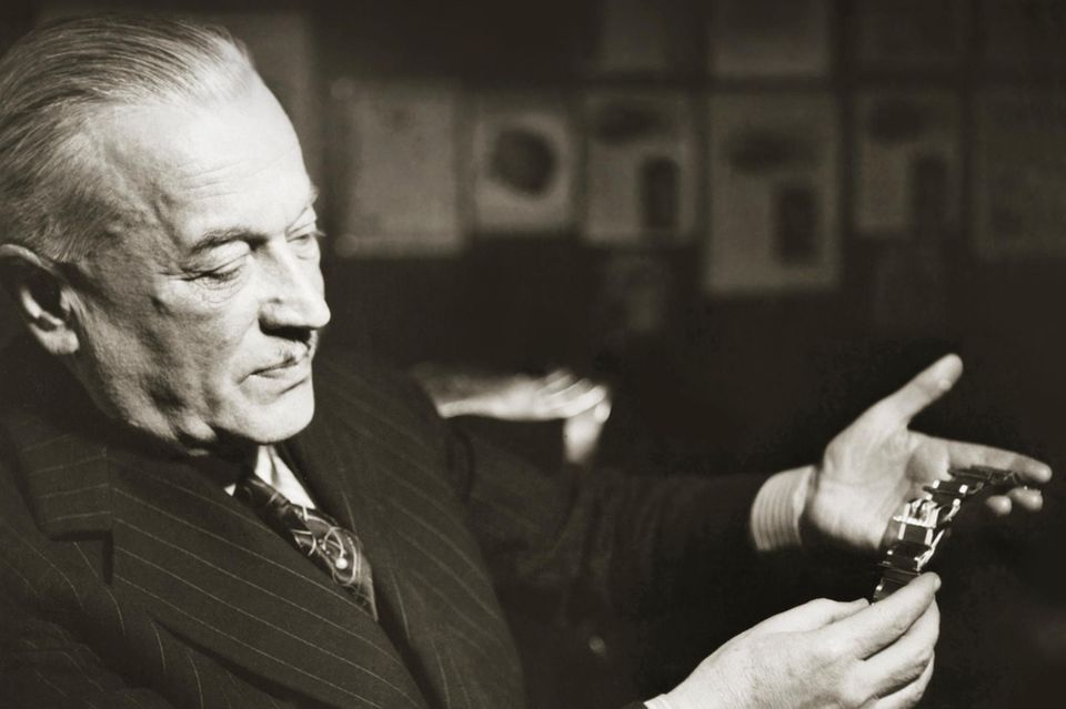 Hans Wilsdorf präsentiert ein neues Modell