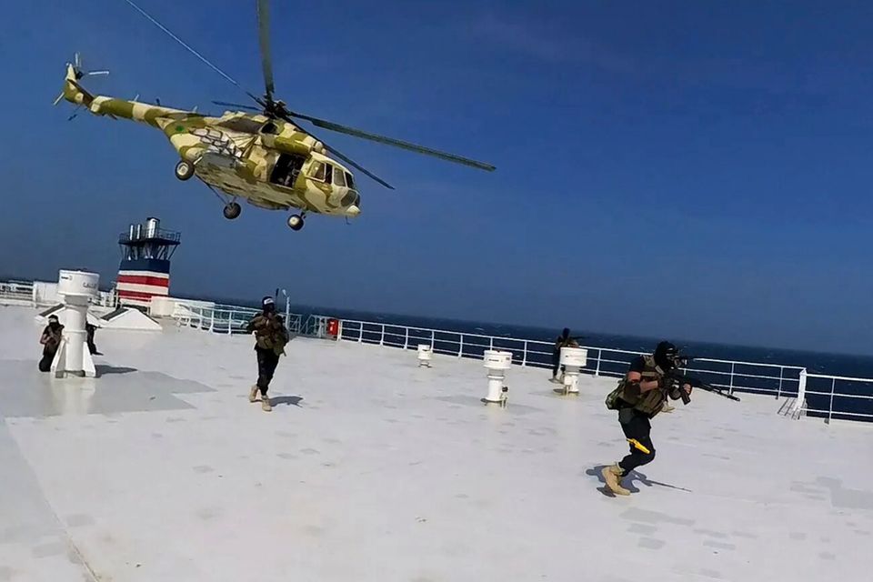 Hubschrauber fliegt auf ein Schiff auf dem Meer zu