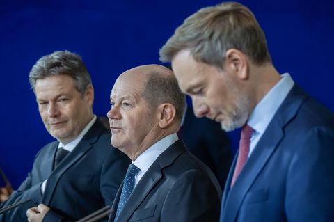 Scholz, Lindner, Habeck nach Verhandlungsnacht: Kriegt die Ampel so die Kurve?