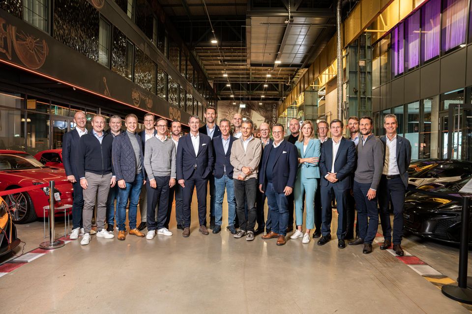 Automotive Berylls Strategy Advisors  Die Beratung bearbeitet Fragen entlang der Wertschöpfungskette im Automobilsektor. Die Experten arbeiten in fünf spezialisierten Einheiten zu Themen von Digitalisierung bis hin zu grüner Mobilität.