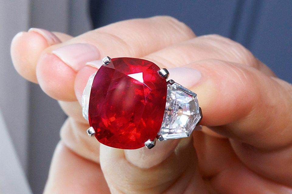 Der „Sunrise Ruby“ auf diesem Ring wiegt 25,59 Karat