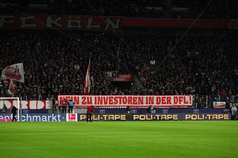 Fans des 1. FC Köln protestieren während des Heimspiels gegen Bayern München gegen den Einstieg eines Investoren bei der DFL