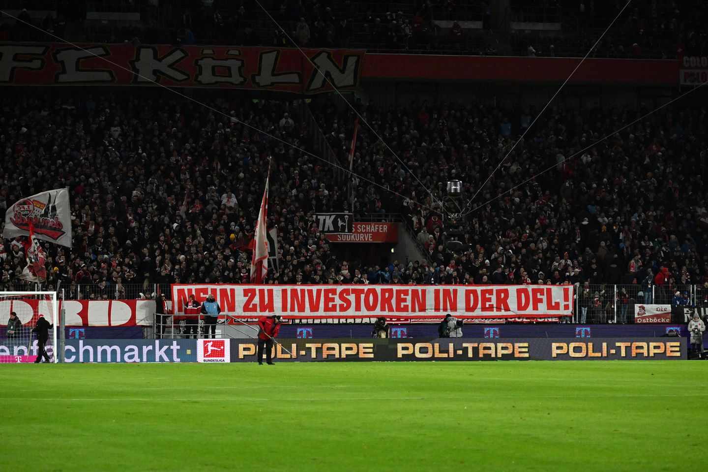 Fans des 1. FC Köln protestieren während des Heimspiels gegen Bayern München gegen den Einstieg eines Investoren bei der DFL