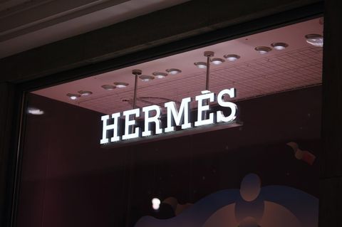 Hermès-Store in Düsseldorf. Der französische Luxusgüterkonzern ist an der Börse mit 210 Mrd. Euro bewertet