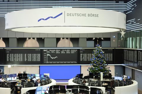 Ein Weihnachtsbaum steht im Handelssaal der Deutschen Börse in Frankfurt