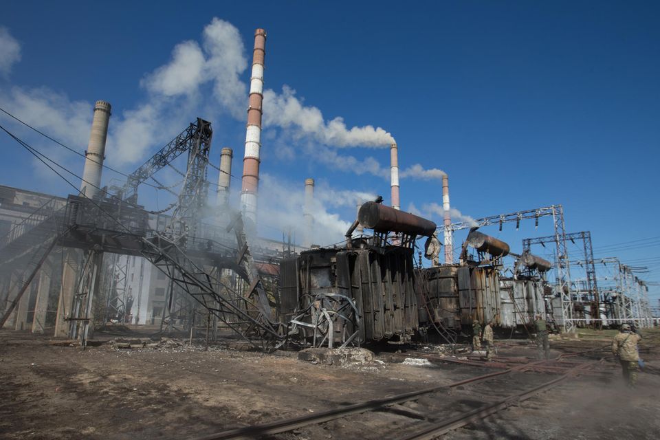 Ausgebrannte Transformatoren auf dem Gelaende des Elektrizitaets-Kraftwerks 'TES' in Shchastya