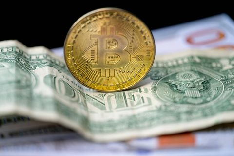 Kann Bitcoin als eine Art digitales Gold fungieren – und damit echten Wert besitzen? Kritiker wie der Investigativjournalist Zeke Faux stellen das in Frage