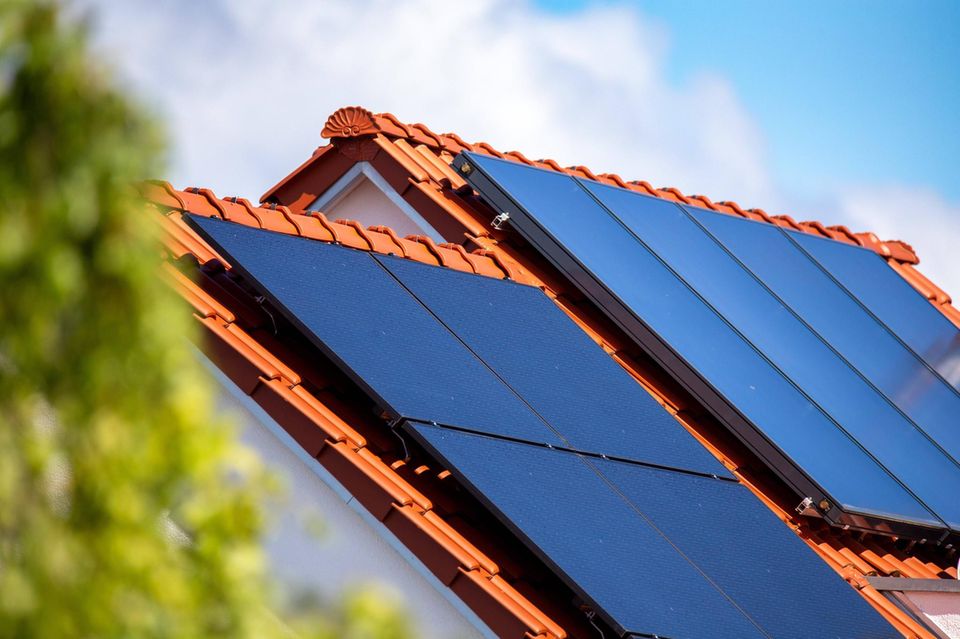 Ein Dach mit Solarpanelen
