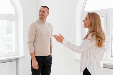 Beim Kauf und Verkauf von Immobilien kommen häufig Makler ins Spiel. Es geht aber auch ohne