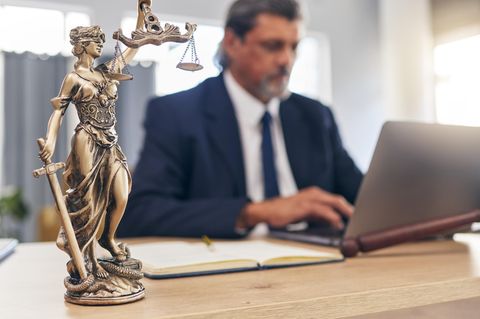 Anwalt vor einem Lapop: Immer mehr Legal Tech Start-ups kommen an den Markt und bieten digitale Lösungen für häufig aufretende juristische Fragestellungen