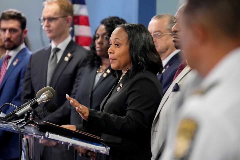 Im Bundesstaat Georgia hat Oberstaatsanwältin Fani Willis Donald Trump wegen Versuchen, den Ausgang der Präsidentschaftswahl 2020 zu kippen, angeklagt. Zu den 13 Anklagepunkten gehören neben einem Verstoß gegen das Gesetz gegen organisierte Kriminalität, auf den zwischen fünf und 20 Jahre Gefängnis stehen, auch Verschwörung zur Fälschung, Verschwörung zur Falschaussage, eine Abgabe falscher Dokumente und Anstiftung zum Verstoß gegen einen Amtseid. Trump hatte unter anderem in einem schlag­zei­len­träch­tigen Telefonat mit Georgias Wahlleiter Brad Raffensperger gefordert, die für einen Sieg in dem Südstaat nötigen 11.780 Wählerstimmen zu "finden". Außerdem sollte die Bestätigung des Sieges von Joe Biden durch falsche Wahlleute-Stimmen verhindert werden.  Trump erschien Ende August im Gefängnis von Fulton County, um sich erkennungsdienstlich behandeln zu lassen. Bei dem Termin machten die Behörden ein Polizeifoto von dem Republikaner — der erste Mugshot, der je von einem ehemaligen US-Präsidenten angefertigt wurde.  Neben dem Ex-Präsidenten sind 18 weitere Personen angeklagt, darunter sein früherer Stabschef Mark Meadows und New Yorks einstiger Bürgermeister Rudy Giuliani. Vier der Mitangeklagten haben sich bereits der illegalen Verschwörung zur Umgehung von Trumps Niederlage schuldig bekannt und könnten vor Gericht gegen die anderen aussagen.  Fazit: Der Fall in Georgia könnte für Trump besonders heikel werden – und zwar nicht nur, weil der Prozess live bei Youtube übertragen wird. Die Beweislast in der 98-seitigen Anklageschrift ist erdrückend, die Motivation der Mitangeklagten, gegen den Ex-Präsidenten auszupacken, hoch. Und da das Verfahren auf bundesstaatlicher Ebene stattfindet, könnte er es selbst im Falle seiner Wiederwahl weder stoppen noch sich selbst begnadigen. Heißt im Klartext: Wird Trump in Atlanta für schuldig befunden, müsste er ins Gefängnis.