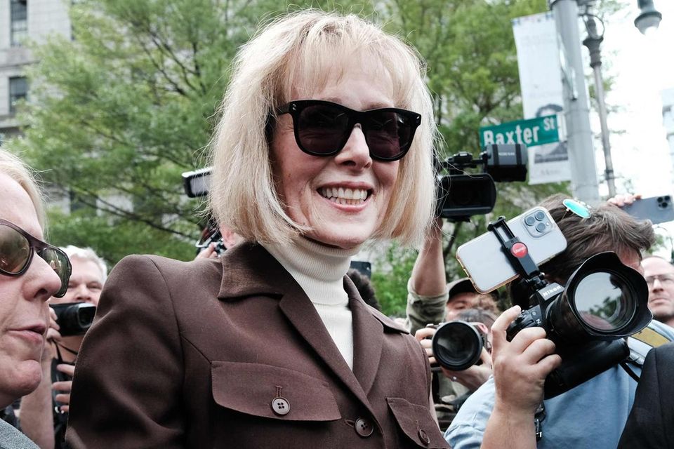 Die Autorin E. Jean Carroll hatte Trump wegen Vergewaltigung und Verleumdung verklagt – und teilweise r „sexuell missbraucht“ und später verleumdet. Den Vorwurf der Vergewaltigung wiesen die neun Geschworenen aber zurück. Der frühere US-Präsident musste zwei Millionen Dollar wegen Körperverletzung und drei Millionen Dollar wegen Verleumdung zahlen.  Carroll, die unter anderem für die „Elle“ schrieb, hatte Trump beschuldigt, sie im Frühjahr 1996 in der Umkleidekabine des New Yorker Luxus-Kaufhauses Bergdorf Goodman vergewaltigt zu haben. Öffentlich machte die langjährige Kolumnistin des Magazins „Elle“ ihren Vorwurf erst 2019, als Trump Präsident war. Trump bezichtigte Carroll der Lüge und erklärte, sie sei nicht sein „Typ“.  In einem weiteren Verfahren klagt Carroll erneut gegen Trump wegen Verleumdung auf Zahlung von Schadenersatz in Höhe von zehn Millionen Dollar. Dabei geht es um Äußerungen des 77-Jährigen nach seiner Verurteilung, in denen er erneut alle Vorwürfe bestritt. Anfang September entschied Bundesrichter Lewis Kaplan, dass in dem erneuten Prozess die Frage nicht mehr geklärt werden muss, ob Trump Carroll sexuell genötigt habe, da dies bereits im ersten Verfahren entschieden worden sei, und dass Trumps Dementis daher als verleumderisch einzustufen sind. Beginnen soll der Prozess Mitte Januar 2024.  Fazit: Auch dieses Zivilverfahren stellt für Trump mehr ein Ärgernis, denn eine ernste Gefahr dar. Im ersten Prozess wurde er bereits für schuldig befunden. Nun muss in dem zweiten Prozess lediglich geklärt werden, wie hoch die Entschädigungssumme ausfällt, die der Ex-Präsident an Carroll zahlen muss.