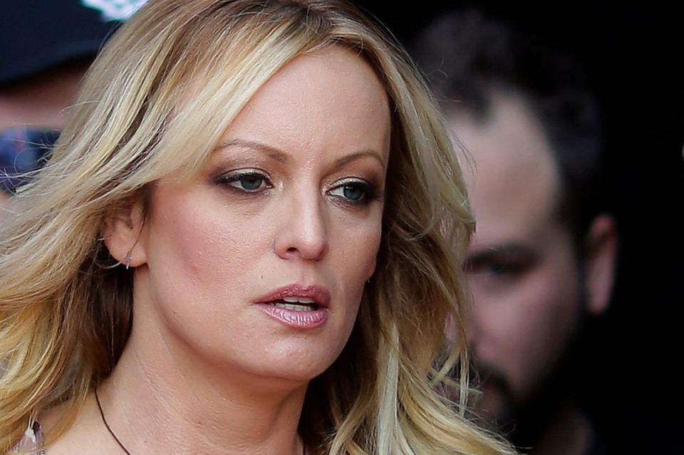 Wegen angeblicher Schweigegeldzahlungen an die Pornodarstellerin Stormy Daniels ist Donald Trump in New York angeklagt. Anfang April 2023 erschien der Beschuldigte unter großem Medienandrang vor dem Bezirksgericht von Manhattan und plädierte auf nicht schuldig. Seither muss er sich als erster Ex-Präsident in der US-Geschichte in einem Strafverfahren verantworten.  Daniels, bürgerlich Stephanie Clifford, behauptet, sie habe 2006 am Rande eines Golfturniers Sex mit Trump gehabt. Um zu verhindern, dass ihm dieser Vorwurf im Wahlkampf 2016 schaden könnte, hatte Trumps damaliger Anwalt Michael Cohen 130.000 Dollar (rund 122.000 Euro) an Daniels gezahlt. Ende März 2024 soll der Prozess beginnen – das ist kurz nach dem sogenannten Super Tuesday,  an dem gleichzeitig in mehreren US-Bundesstaaten Vorwahlen für die Präsidentschaftskandidatur stattfinden.  Fazit: Würde man Trumps Strafverfahren nach Erfolgschancen sortieren, käme dieser Fall an letzter Stelle. Juristisch steht er auf wackeligen Beinen, da die Anklage ein kompliziertes Zusammenspiel aus Bundes- und Bundesstaatenrecht verargumentieren muss. Aus Sicht der Öffentlichkeit gilt er als der irrelevanteste Prozess.