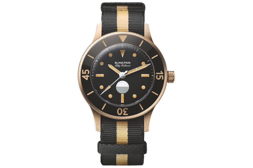 FIFTY FATHOMS 70TH ANNIVERSARY ACT 3    WAS DIESE UHR BESONDERS AUSZEICHNET: Für diese Taucheruhr musste es zu ihrem Geburtstag gleich eine ganze Jubiläums-Triologie sein. Nominiert ist hier deren dritter Akt, ein Modell, das von der MIL-SPEC inspiriert ist, die früher vom Militär geordert wurde. Das Gehäusematerial namens 9K Bronze Gold ist eine widerstandsfähige Legierung aus Gold und anderen Metallen. Das Nato-Band ist aus Fischernetzen.   BASISDATEN (AUSZUG): Kaliber 1154.P2 (Werk), 9 Karat Bronze-Gold (Gehäuse), matt-schwarzes Zifferblatt aus Keramik: 41,3 mm Durchmesser, wasserdicht bis 300 m, 100 Stunden Gangreserve, Textilarmband.   PREIS: 32.450 Euro, limitiert auf 555 Exemplare