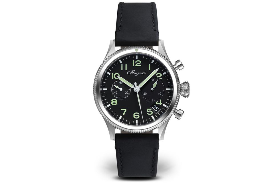 TYPE 20 CHRONOGRAPHE REF. 2057     WAS DIESE UHR BESONDERS AUSZEICHNET: In den 1950er-Jahren konstruierte die Marke etliche Zeitmesser für die französische Marine, nun erinnern zwei neue Fliegeruhren an diese Zeit voller Pionierleistungen. Die Type 20 ist ein robuster Flyback-Chronograph mit beidseitig drehbarer Lünette und Siliziumspirale im Werk. Das Armband lässt sich per Schnellwechselsystem austauschen.   BASISDATEN (AUSZUG): Kaliber 7281 (Werk), Edelstahl (Gehäuse), Zifferblatt: schwarz, 42 mm Durchmesser, wasserdicht bis 100 m, 60 Stunden Gangreserve, Armband aus Kalbsleder   PREIS: 18.900 Euro