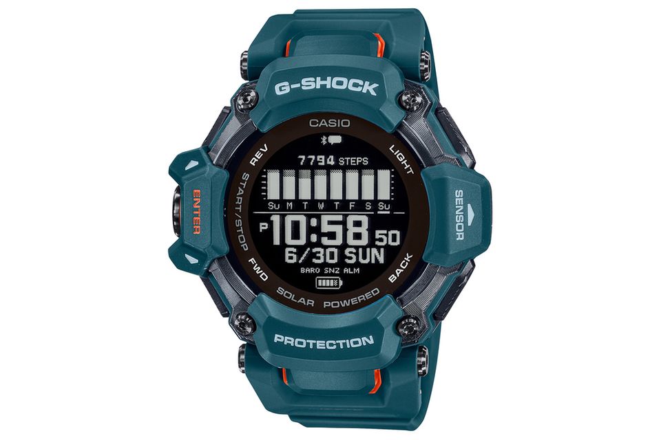 G-SQUAD GBD-H2000-2     WAS DIESE UHR BESONDERS AUSZEICHNET: Diese Multisport-Uhr ist mit einem Herzfrequenzmesser, GPS sowie diversen weiteren Sensoren ausgestattet. Zudem erlaubt der Zugriff auf die Smartwatch-Bibliothek von Polar die präzise Trainings- und Schlafanalyse. Signale bei eingehenden Anrufen und Social-Media-Beiträgen runden den Funktionsumfang des Modells aus erneuerbaren Materialien ab.   BASISDATEN (AUSZUG): Casio Watches (Betriebssystem), bio-basiertes Harz (Gehäuse), Maße: 59,6 x 52,6 mm, wasserdicht bis 200 m, Akkulaufzeit: max. 19 Stunden (Smartwatch-Modus) / ca. 2 Monate (Uhr-Modus), Aufladung per USB oder Solarenergie, Armband aus Mais-Biomasse- Kunststoff.   PREIS: 399 Euro