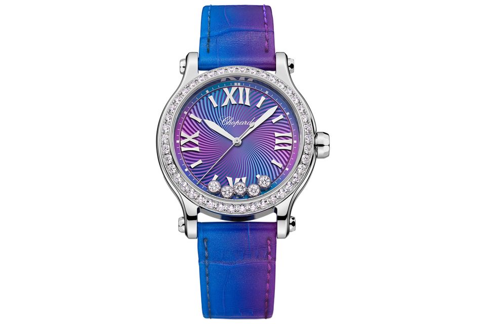 HAPPY SPORT AUTOMATIC 33 MM    WAS DIESE UHR BESONDERS AUSZEICHNET: Seit 1993, als Caroline Scheufele diese verspielte Ganztagesuhr mit den zwischen Saphirglas tanzenden Diamanten entwarf, hat sich die Happy Sport zur Ikone des Hauses entwickelt. Edelstahl mit Diamanten, das war damals eine Sensation. Jetzt erlaubt das hauseigene Werk auch solch zierliche Größen mit mechanischem Antrieb.   BASISDATEN (AUSZUG): Kaliber Chopard 09.01-C (Werk), Edelstahl (Gehäuse), Zifferblatt mit guillochiertem Muster, 33 mm Durchmesser, wasserdicht bis 30 m, 42 Stunden Gangreserve, Armband aus Alligatorleder.   PREIS: 18.300 Euro