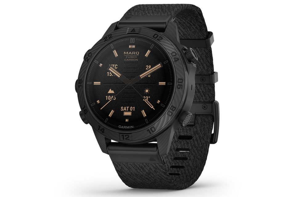 MARQ COMMANDER (GEN 2) - CARBON EDITION     WAS DIESE UHR BESONDERS AUSZEICHNET: Diese Smartwatch wurde für taktische Operationen entwickelt. Davon zeugen die spezielle Ansicht für Träger von Nachtsichtgeräten oder der Tarnmodus, der die Positionsdaten versteckt und drahtlose Verbindungen kappt. Per „Kill Switch“ wird bei Gefahr der gesamte Speicher gelöscht. Für Flugeinsätze sind die Direct-to-Navigation und mehrere Pros-Wetterberichte gedacht.   BASISDATEN (AUSZUG): Garmin (Betriebssystem), Fused Carbon Fiber, Abdeckung aus Titan (Gehäuse), AMOLED-Display in 1,2 Zoll, 390 x 390 Pixel Auflösung, 46 mm Durchmesser, wasserdicht bis 100 m, Akkulaufzeit: ca. 16 Tage (Smartwatch-Modus) / ca. 42 Stunden (GPSModus), 32 GB Speicher, Nylon-Jacquard-Armband.   PREIS: 3.200 Euro