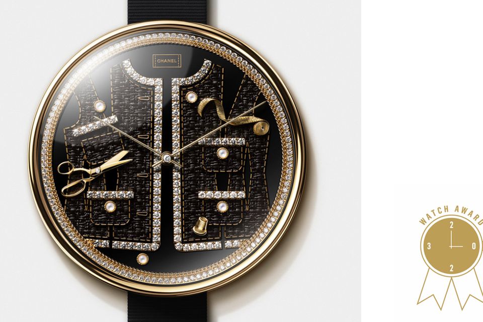 MADEMOISELLE PRIVÉ PIQUE-AIGUILLES TWEEDMOTIV     WAS DIESE UHR BESONDERS AUSZEICHNET: Das Design dieser extravaganten Schmuckuhr erweckt die Modeikone „Coco“ Chanel durch die Mittel der Haute Horlogerie zum Leben. Die runde Form und das gewölbte Glas spielen auf ihr Nadelkissen an, während Schere, Fingerhut, Maßband und Knöpfe als Couture-Symbole auf der berühmten Tweedjacke ruhen.   BASISDATEN (AUSZUG): Quarz (Werk), 18 Karat Gelbgold, besetzt mit 211 Diamanten (~2,79 Karat) im Brillantschliff (Gehäuse), emailliertes Zifferblatt mit Miniaturperlen und mit 92 Diamanten besetzter Tweedjacke, 55 mm Durchmesser, wasserdicht bis 30 m, schwarzes Ripsband mit edelsteinbesetzter Schließe.   PREIS: 255.000 Euro, limitiert auf 20 Exemplare