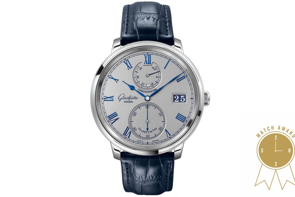 SENATOR CHRONOMETER     WAS DIESE UHR BESONDERS AUSZEICHNET: Dank des innovativen Sekunden-Nullstopp-Mechanismus wird die Anzeige bei gezogener Krone angehalten und der Sekundenzeiger auf der Null arretiert. 15 Tage lang wird diese Präzisionsuhr vom Thüringer Eichamt in fünf Lagen und drei Temperaturen geprüft und danach offiziell als Chronometer zertifiziert. Die Kombination aus silbergau und blau soll an die aufbrausende Gischt des Meeres und damit an die Welt der historischen Marinenavigation erinnern.   BASISDATEN (AUSZUG): Kaliber 58-08 (Werk), Weißgold (Gehäuse), matt-graues, galvanisiertes Zifferblatt mit Ziffern aus Gold (750), blau beschichtet, 42 mm Durchmesser, wasserdicht bis 50 m, 44 Stunden Gangreserve, Handaufzug, Armband aus Louisiana-Alligatorleder   PREIS: 35.500 Euro