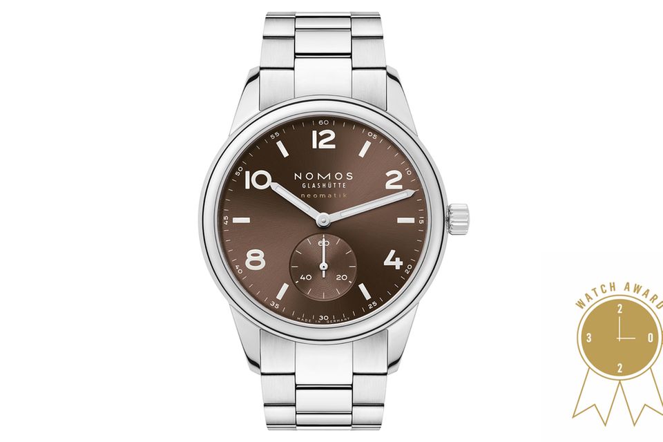CLUB SPORT NEOMATIK 39 TABAC     WAS DIESE UHR BESONDERS AUSZEICHNET: Wäre diese Uhr ein Instrument, schreibt die 1990 gegründete Marke im Begleittext zu dieser Neuheit, dann vermutlich der Bass. Den man nicht sofort heraushört, der aber für einen Tophit nicht fehlen darf. Das robuste Modell überzeugt mit klarer Gestaltung und einer warmen Zifferblattfarbe. Das Manufakturkaliber verfügt natürlich über das hauseigene Nomos-Swing-System.   BASISDATEN (AUSZUG): Kaliber DUW 3001 (Werk), Edelstahl (Gehäuse), Zifferblatt: galvanisiert, dunkelbraun, mit Strahlenschliff, 39,5 mm Durchmesser, wasserdicht bis 200 m, 43 Stunden Gangreserve.   PREIS: 2.820 Euro