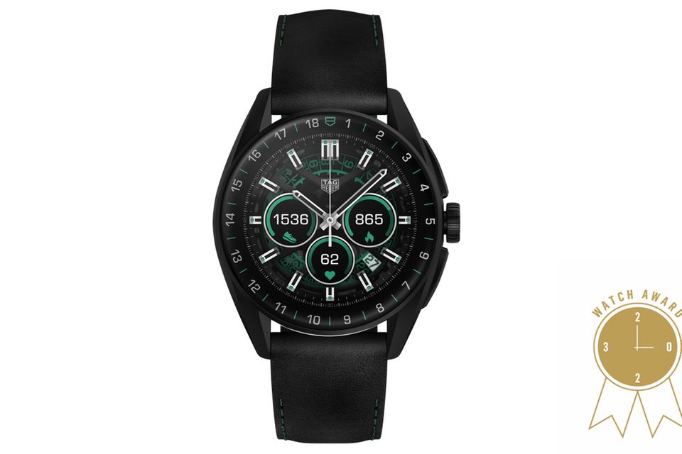 CONNECTED CALIBRE E4 GOLF EDITION     WAS DIESE UHR BESONDERS AUSZEICHNET: Ob Entfernungen bis zum nächsten Loch oder Schlägerempfehlungen – dieser „Caddie am Handgelenk“ mit mechanischem Kronendrücker wird von Version zu Version besser. Die neu gestaltete Benutzeroberfläche erleichtert die Steuerung der hochauflösenden 2D-Karten, die Hindernisse und Layouts von mehr als 40.000 Golfplätzen weltweit anzeigen. Außerdem an Bord: Spielstandserfassung, 3D-Flugbahn, NFT-Anzeige und erleichterter Datenexport nach Strava.   BASISDATEN (AUSZUG): Wear OS by Google (Betriebssystem), Titan (Gehäuse), AMOLED-Display in 1,28 Zoll, 42 mm Durchmesser, wasserdicht bis 50 m, Akkulaufzeit: ca. 24 Stunden, schwarzes Lederarmband + weißes Kautschukarmband.   PREIS: 2.600 Euro