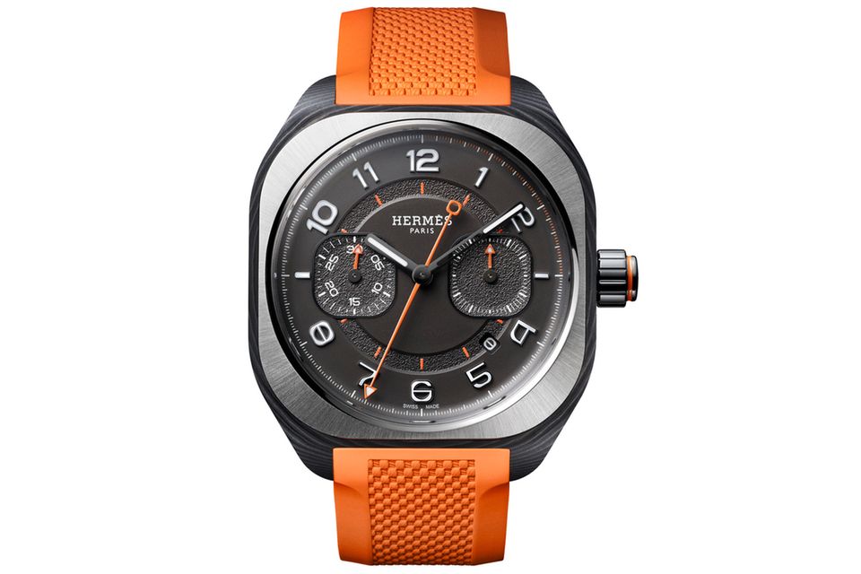 H08 CHRONOGRAPH     WAS DIESE UHR BESONDERS AUSZEICHNET: Dem 2021 von Philippe Delhotal entworfenen Bestseller wurde nun ein Monodrücker-Chronographen an die Seite gestellt, der abermals die verschiedenen Texturen des verwendeten Verbundmaterials zum Design-Leitmotiv erhebt. Die Struktur des Armbandes ist von den Webstoffen der Modemanufaktur inspiriert.   BASISDATEN (AUSZUG): Kaliber H1837 (Werk), Karbonfaser und Graphenpulver, Titanlünette (Gehäuse), Zifferblatt: mit Schwarzgold behandelt, Maße: 41 x 41 mm,   wasserdicht bis 100 m, 46 Stunden Gangres. erve, Kautschuk-Armband.   PREIS: 15.000 Euro