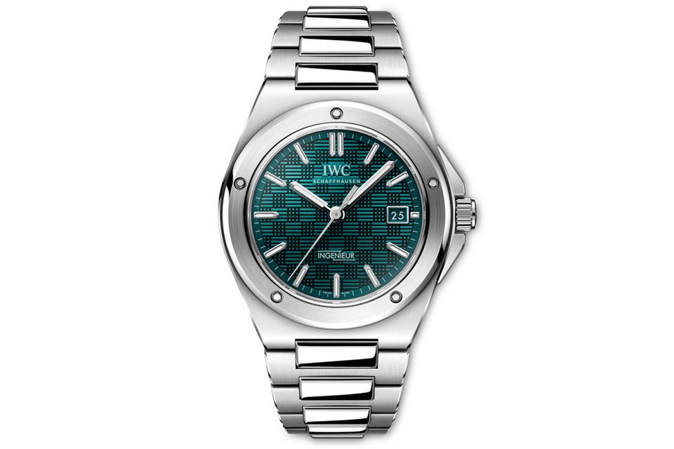 INGENIEUR AUTOMATIC 40 AQUA-ZIFFERBLATT     WAS DIESE UHR BESONDERS AUSZEICHNET: Der legendäre Uhrendesigner Gérald Genta ließ sich zahlreiche Ikonen der Horlogerie-Geschichte einfallen, darunter auch die Ingenieur SL (Ref. 1832) für IWC. Diesen unvergessenen Entwurf aus den Siebzigern greifen die Schaffhausener mit dieser luxuriösen Sportuhr wieder auf. Das Armband ist ins Edelstahlgehäuse integriert, polierte und satinierte Finishes betonen die Formführung.   BASISDATEN (AUSZUG): Kaliber 32111 (Werk), Edelstahl (Gehäuse), Zifferblatt: „Blue Jay“ mit „Grid“-Struktur, 40 mm Durchmesser, wasserdicht bis 100 m, 120 Stunden Gangreserve.   PREIS: 12.900 Euro