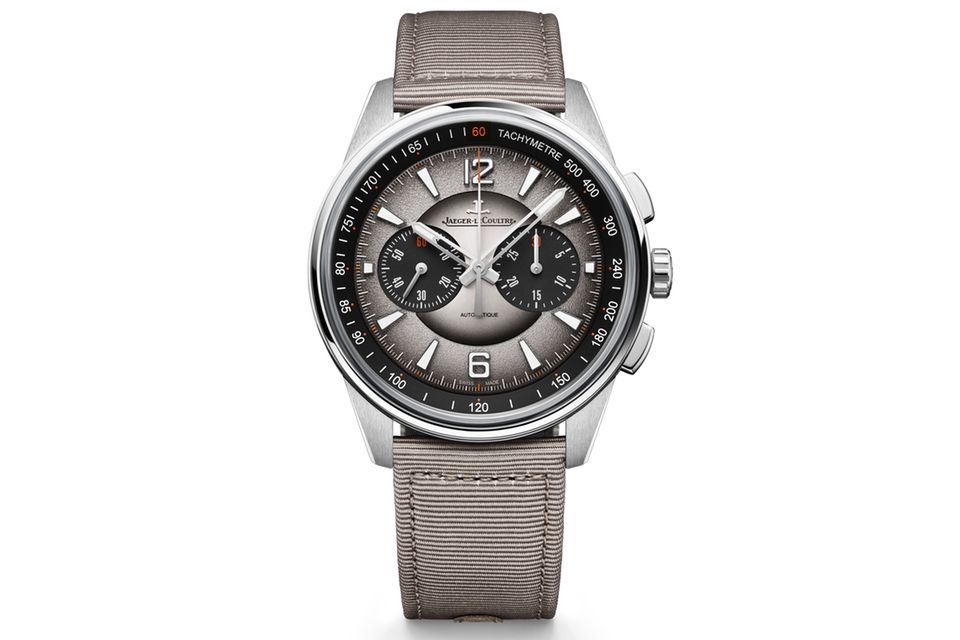 POLARIS CHRONOGRAPH     WAS DIESE UHR BESONDERS AUSZEICHNET: Trotz einer Fülle an Informationen bleibt das Zifferblatt, dessen Farbverlauf das Ergebnis von rund 40 aufgetragenen Lackschichten ist, sehr gut ablesbar. Der Sonnenschliff im Zentrum, der gekörnte Stundenkreis und die innere Lünette mit Opalin-Veredelung sorgen für Ordnung.   BASISDATEN (AUSZUG): Kaliber 761 (Werk), Edelstahl (Gehäuse), grau lackiertes Zifferblatt mit Farbverlauf, 42 mm Durchmesser, wasserdicht bis 100 m, 65 Stunden Gangreserve, mit Textil- und zus. Kautschukarmband.   PREIS: 15.500 Euro