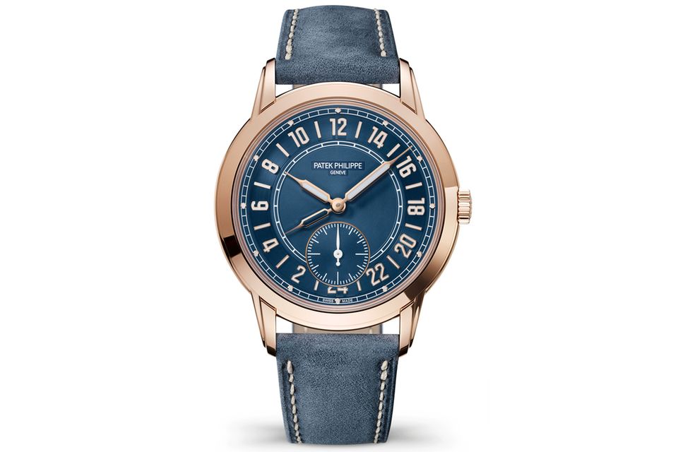 CALATRAVA 24H TRAVEL TIME (REF. 5224R-001)     WAS DIESE UHR BESONDERS AUSZEICHNET: Zwei Zeitzonen und eine ungewöhnliche 24-Stunden- Anzeige auf der Doppelschienen-Skala des Zifferblattes zeichnen diese „Reiseuhr“ im edlen Roségoldkorpus aus. Die Korrektur der Ortszeit erfolgt sehr innovativ über die Krone statt separate Drücker. Das überarbeitete Werk ist trotz aller Komplexität äußerst flach und ermöglicht ein mit 9,85 Millimetern schlankes Gehäuse.   BASISDATEN (AUSZUG): Kaliber 31-260 (Werk), Roségold (Gehäuse), marineblaues Zifferblatt mit 44 Roségold-Appliken, 42 mm Durchmesser, wasserdicht bis 30 m, 48 Stunden Gangreserve, Armband aus Nubuk-Kalbsleder.   PREIS: 56.410 Euro