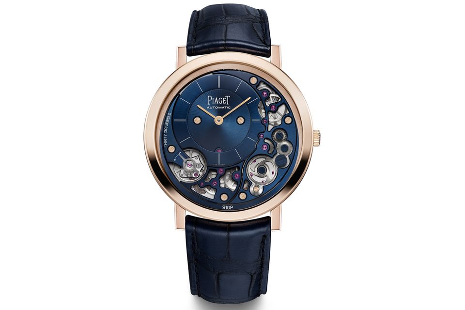ALTIPLANO ULTIMATE AUTOMATIC     WAS DIESE UHR BESONDERS AUSZEICHNET: Mit erstaunlichen 4,3 Millimetern Höhe ist und bleibt diese Automatikuhr, bei der Werk und Gehäuse miteinander verschmolzen wurden, eine sensationelle Konstruktionsleistung. Der Farbkontrast zwischen Roségold und tiefblauem Zifferblatt mit dezentrierter Anzeige für Stunden und Minuten gewinnt dem Konzept eine neue, attraktive Facette ab.   BASISDATEN (AUSZUG): Kaliber 910P (Werk), 18 Karat Roségold (Gehäuse), blaues Zifferblatt, 41 mm Durchmesser, wasserdicht bis 20 m, 48 Stunden Gangreserve, Armband aus Alligatorleder.   PREIS: 35.700 Euro