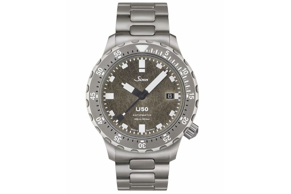U50 DS     WAS DIESE UHR BESONDERS AUSZEICHNET: Diese Taucheruhr hält viel aus, schließlich bestehen Gehäuse und Krone aus hochfestem, seewasserbeständigem Spezialstahl, den Thyssenkrupp für die Außenhüllen moderner U-Boote (z. B. die Klasse 212 der Deutschen Marine) entwickelte. Die TEGIMENT-Technologie rüstet die Uhr kratzfest aus und die Druckbeständigkeit bis 50 bar wurde von DNV zertifiziert.   BASISDATEN (AUSZUG): Kaliber SW 300-1 (Werk), U-Boot-Stahl (Gehäuse), Zifferblatt mit Dekorschliff, 41 mm Durchmesser, wasserdicht bis 500 m, Gangreserve: n/a, olivgraues Textilarmband.   PREIS: ab 2.590 Euro, limitiert auf 1.000 Exemplare