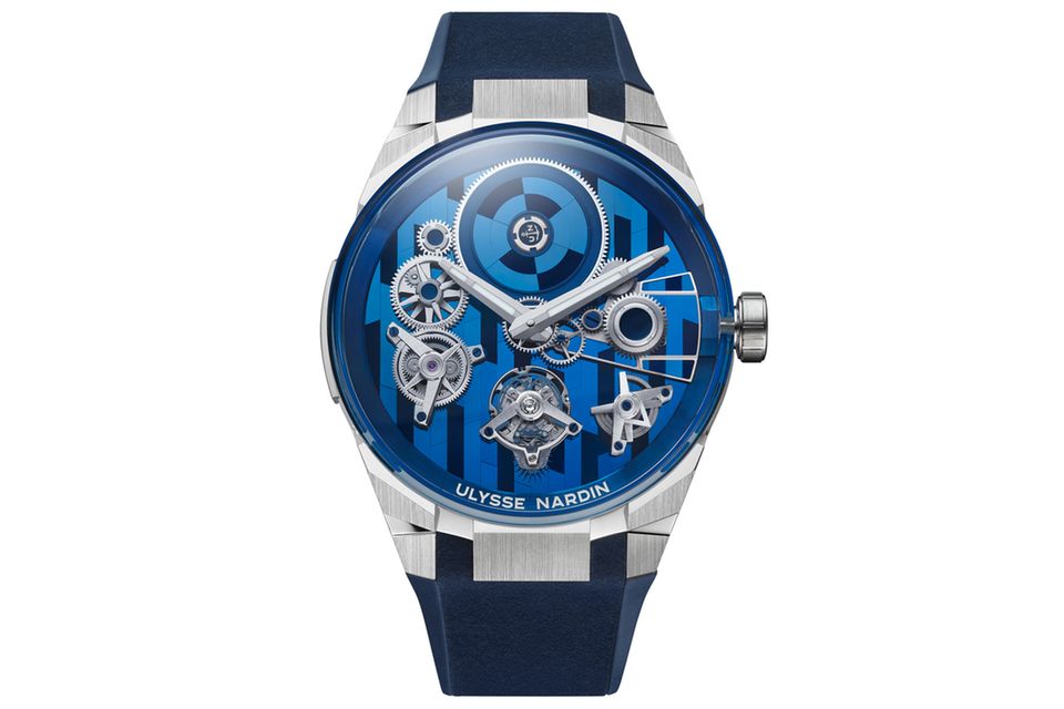 BLAST FREE WHEEL MARQUETRY     WAS DIESE UHR BESONDERS AUSZEICHNET: Erstmals präsentiert die unabhängige Maison eine 103 Teile umfassende Einlegearbeit aus blauem Silizium auf dem Zifferblatt eines Modells der Blast-Linie. Es scheint, als würden Elemente des Werkes wie das fliegende Tourbillon (mit „Ulysse Anchor Constant Escapement“) auf diesem schillernden Puzzle schweben.   BASISDATEN (AUSZUG): Kaliber UN-176 (Werk), Weißgold (Gehäuse), Zifferblatt mit Silizium- Einlegearbeit, 44 mm Durchmesser, wasserdicht: n/a, 170 Stunden Gangreserve, Handaufzug, Kautschuk-Armband.   PREIS: 136.900 Euro
