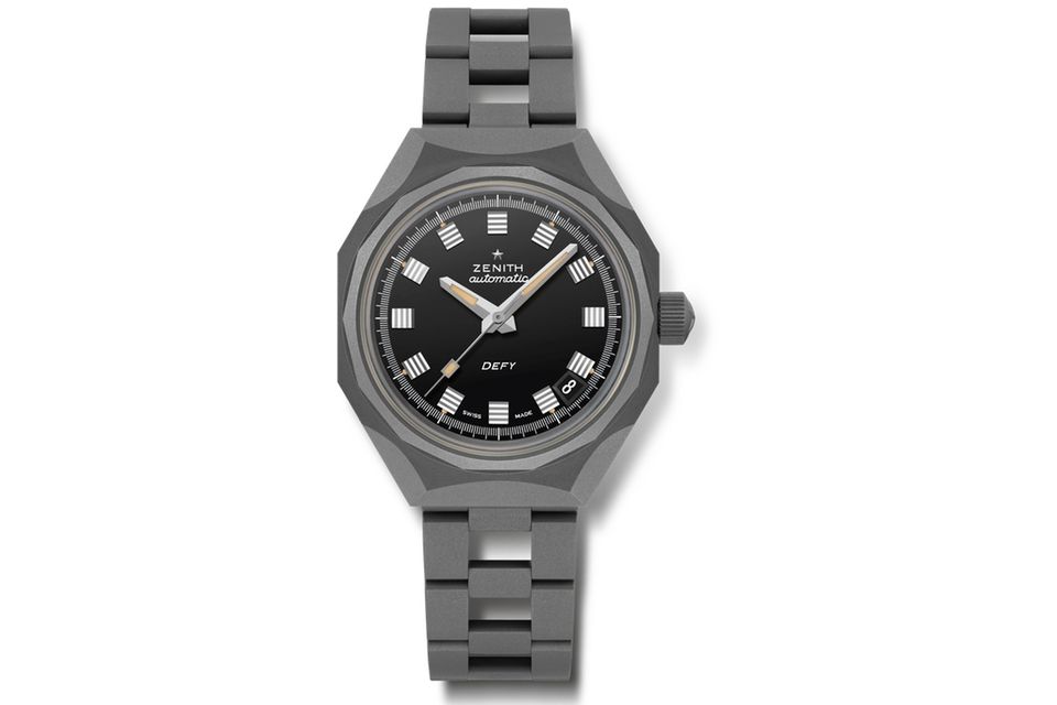 DEFY REVIVAL SHADOW    WAS DIESE UHR BESONDERS AUSZEICHNET: Statt konkreter Zahlen zeigt diese Neuinterpretation der ersten futuristischen Defy aus dem Jahr 1969 durch gestrichelte Leuchtmarkierungen auf dem schwarzen Zifferblatt die Stunden an. Das achteckige, mattierte Titangehäuse ist mit einem „Leiter“-Armband verbunden.   BASISDATEN (AUSZUG): Kaliber ELITE 670 (Werk), Titan (Gehäuse), mattschwarzes Zifferblatt, 37 mm Durchmesser, wasserdicht bis 300 m, 50 Stunden Gangreserve.   PREIS: 8.000 Euro