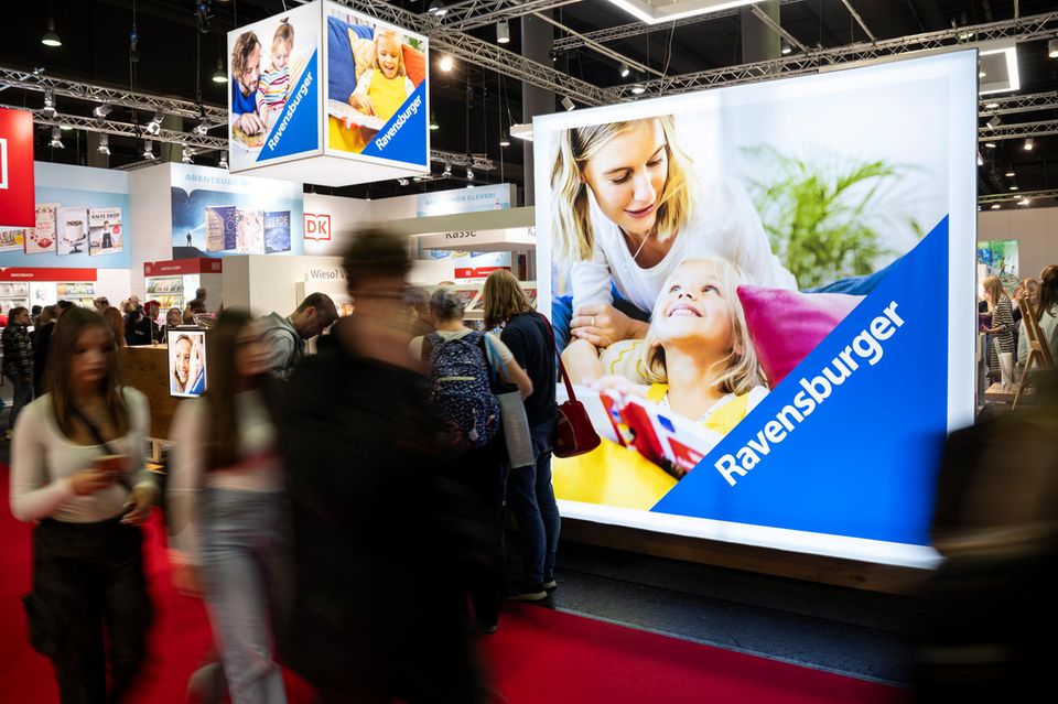 Auf feste Markenbindung konnten sich Unternehmen 2023 nicht verlassen. Nur zwei von zehn Vertreter im Ranking der besten Marken 2023 von YouGov hielten den Platz des Vorjahres. Verlierer der Top 10 war Ravensburger. Der deutsche Spielehersteller fiel den Angaben zufolge in der Gunst der Verbraucher vom sechsten auf den zehnten Platz. Ravensburger bekam demnach in den laufenden Online-Befragungen von September 2022 bis August 2023 auf 38,3 Punkte. Zur Einordnung: Der Spitzenreiter schaffte mehr als 50 Zähler. Auch eine weitere deutsche Traditionsmarke auf Platz neun stieg ab. 
