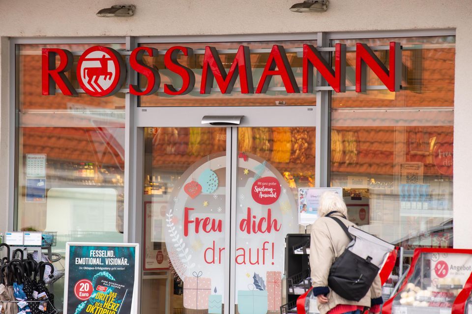 Rossmann konnte erstmals seit 2020 wieder in die Top 10 der beliebtesten Marken einziehen. Die Drogeriemarktkette erreichte laut der Auswertung 38,5 Punkte. Das bedeutete Platz acht. „Der Indexwert oder Punktwert einer Marke steht für ihr mittleres Abschneiden auf sechs unterschiedlichen Bewertungsdimensionen: Allgemeiner Eindruck, Qualität, Preis-Leistungs-Verhältnis, Kundenzufriedenheit, Weiterempfehlungsbereitschaft und Arbeitgeberimage“, teilte YouGov mit. Auf dem nächst höheren Platz fand sich sogar ein Debütant. 